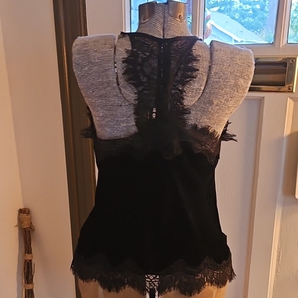Elegant Black Lace Trim Camisole - Picture 3 of 9